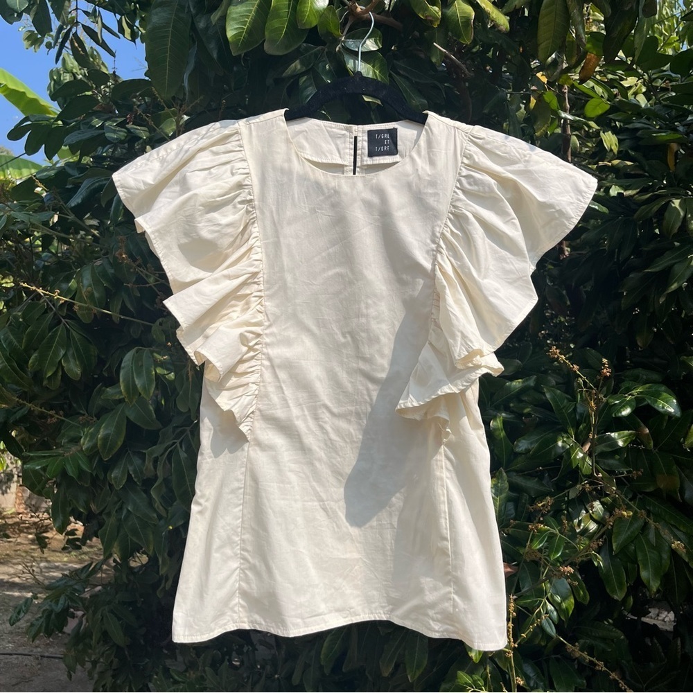 ET TIGRE ivory cream ruffle sleeveless blouse‎ top